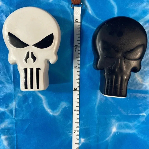 Marvel The Punisher - Black & White Skull Logo Ceramic Salt & Pepper Shaker Set - Picture 9 of 11